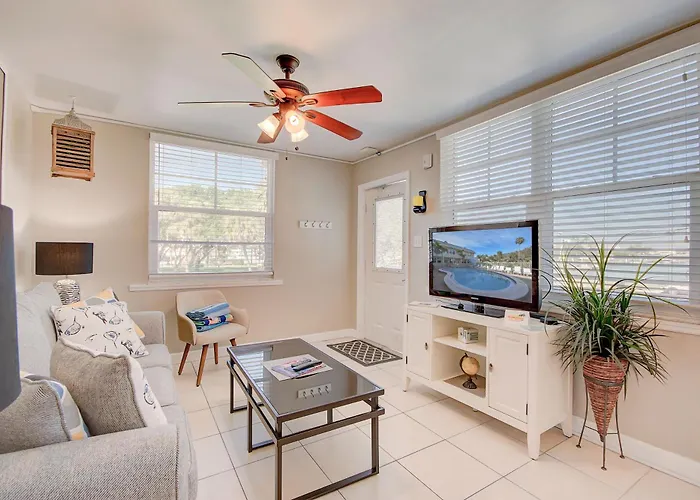 Apartment Clearwater #206 - Heated Pool - Steps To The Sand!