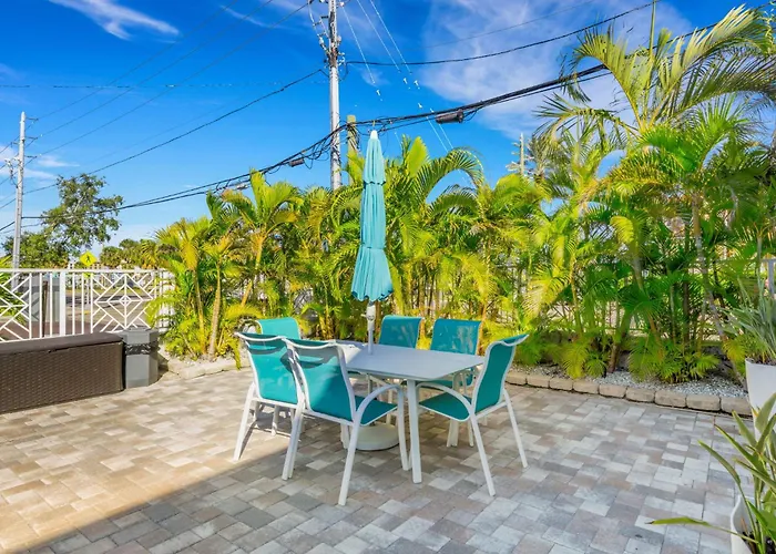 Clearwater Beach Suites #206, 2Br Condo W, Heated Pool, Beach Views *